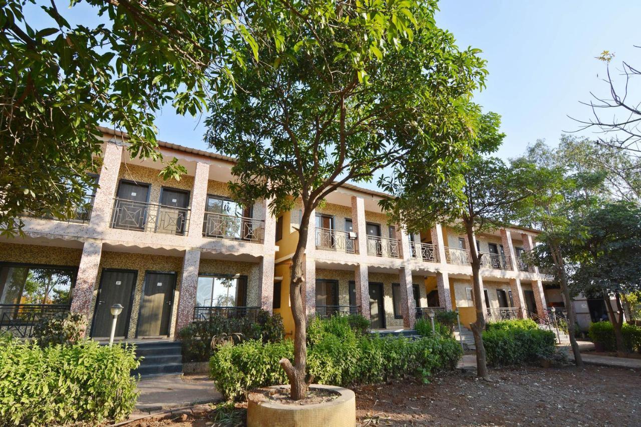 Oyo Midway Park Resort Atgaon Kültér fotó